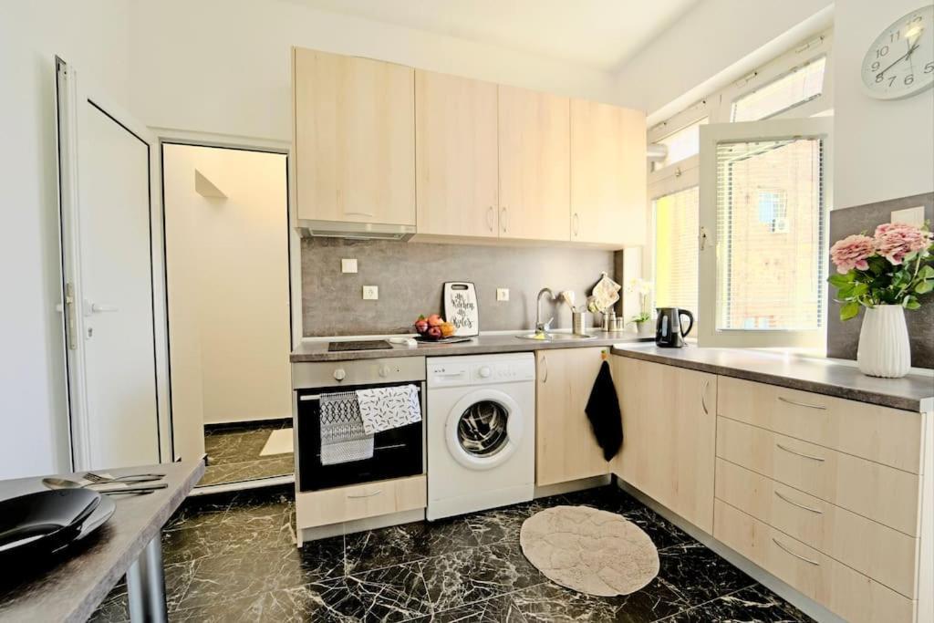 Cozy 1-Bedroom Flat In The Very Center Of Sofia Bagian luar foto