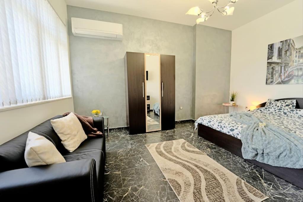 Cozy 1-Bedroom Flat In The Very Center Of Sofia Bagian luar foto